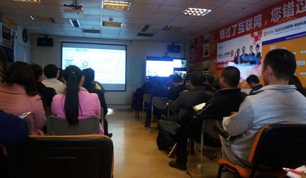 学员们聚精会神的学习.jpg