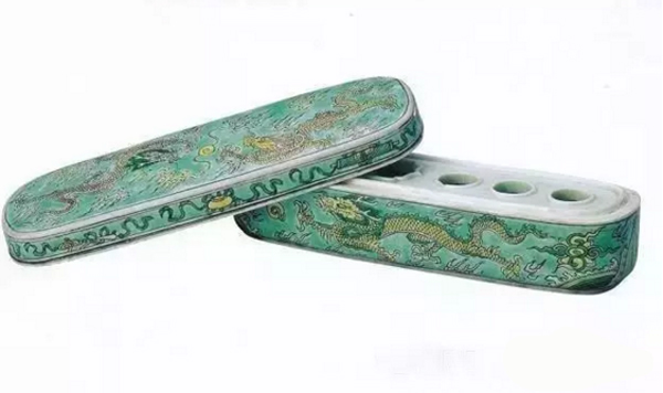 古代铁质文具盒.jpg