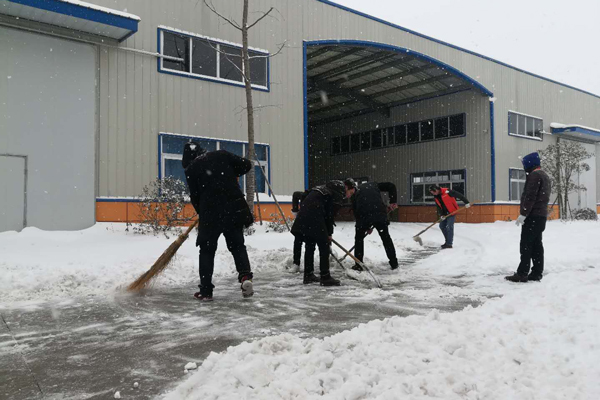 金裕制罐员工正在扫雪.jpg