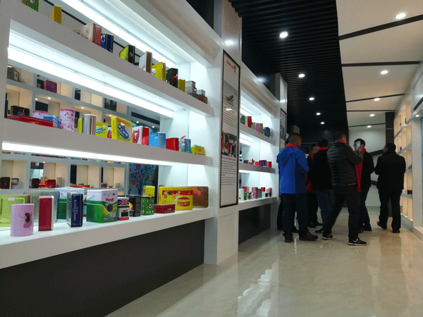 来宾参观样品间