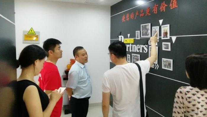 来宾参观金裕制罐.jpg