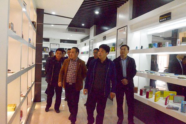 政府领导考察参观马口铁盒样品陈列厅