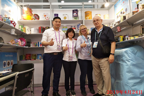 与卷烟托盘客户在广交会现场合影