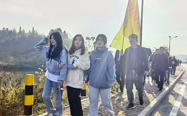 金裕制罐徒步团建 
